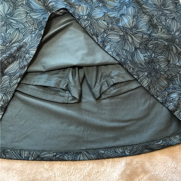 Segments Luxe green skort comfortable stretch beautiful pattern Size S - Picture 2 of 9